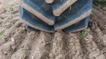 Como a recapagem para veículos agrícolas reduz meus gastos?